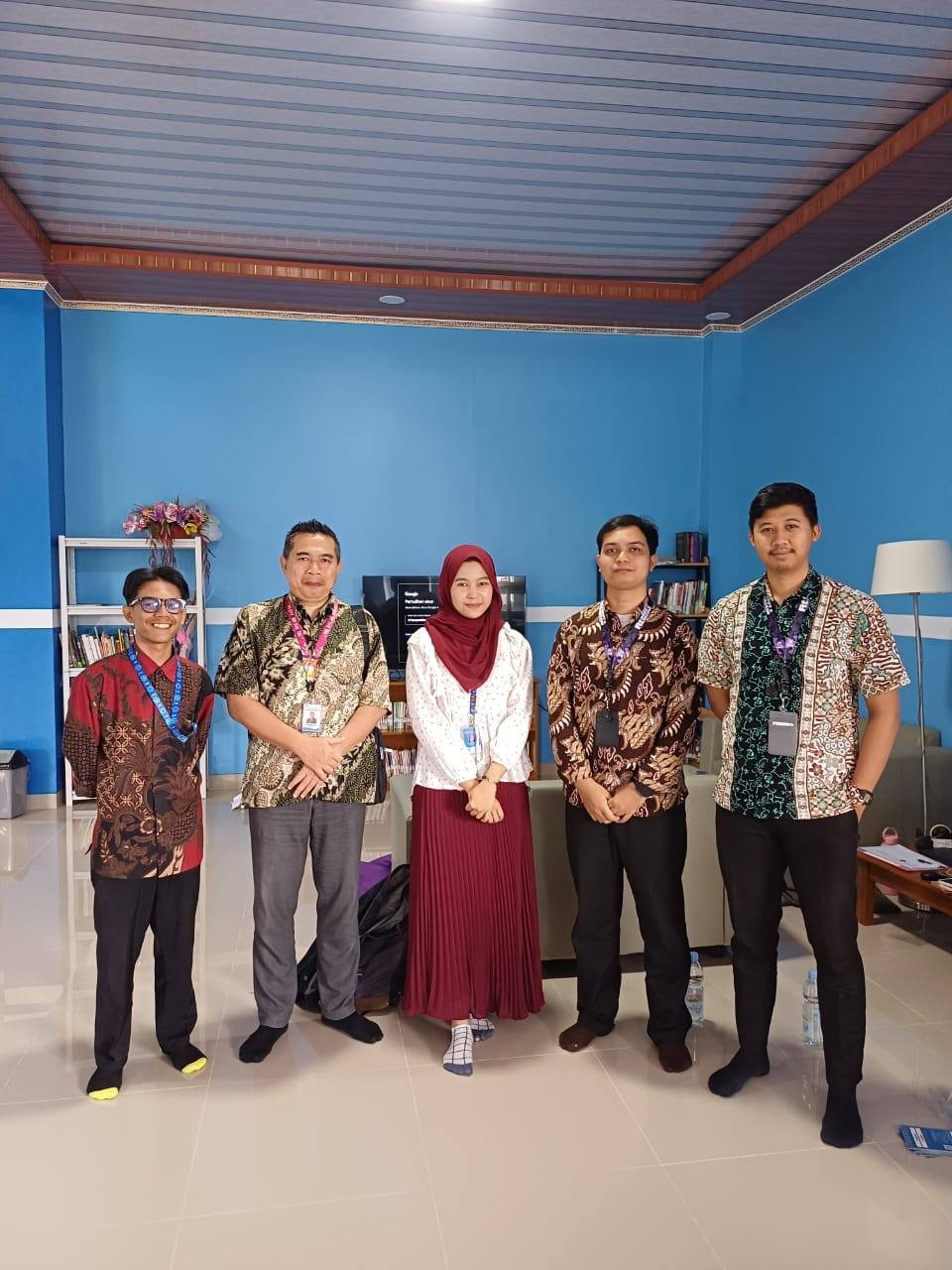 Presenting an Erlangga digital learning product at a school