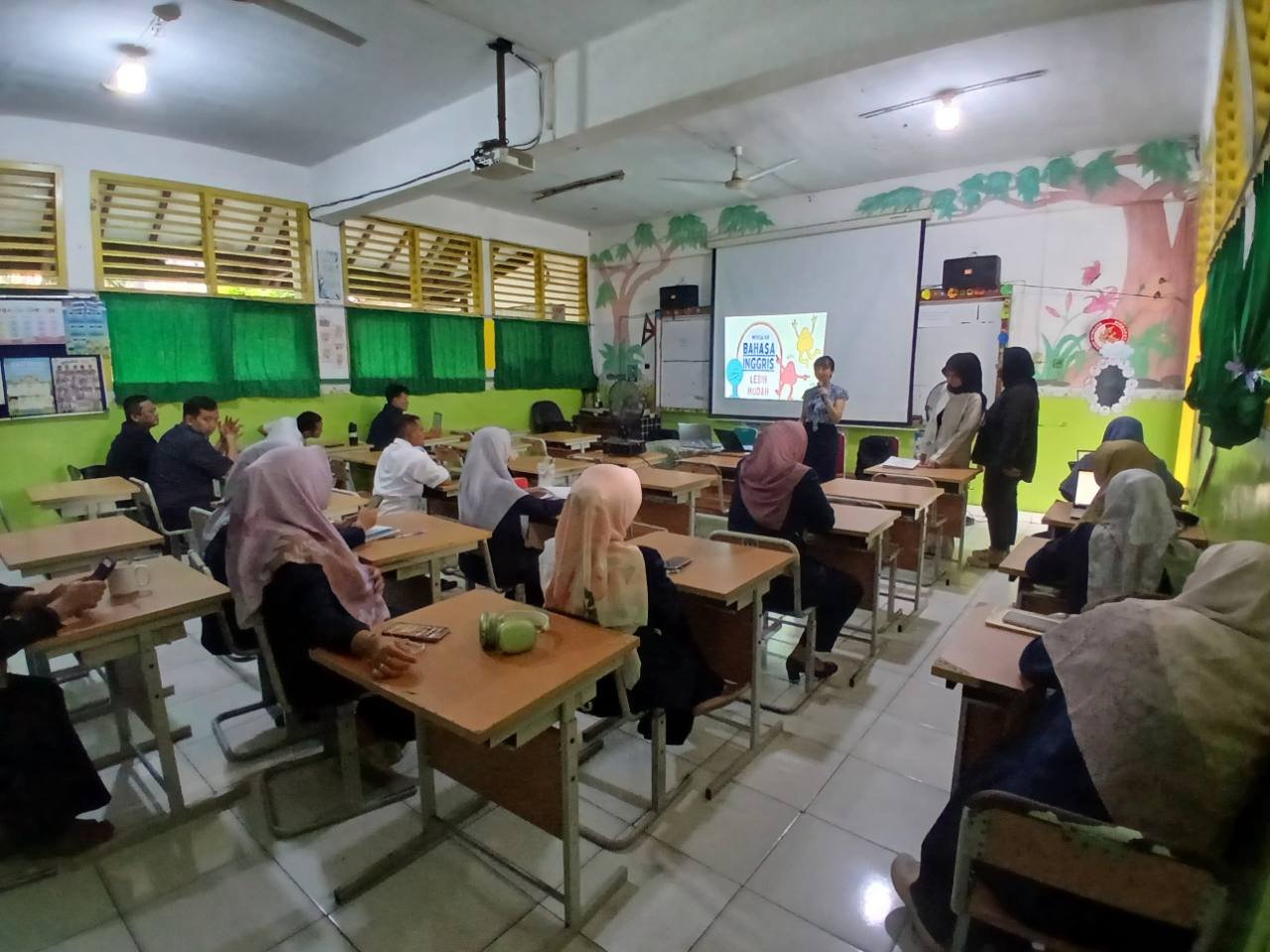 Discussion during a school digital product session