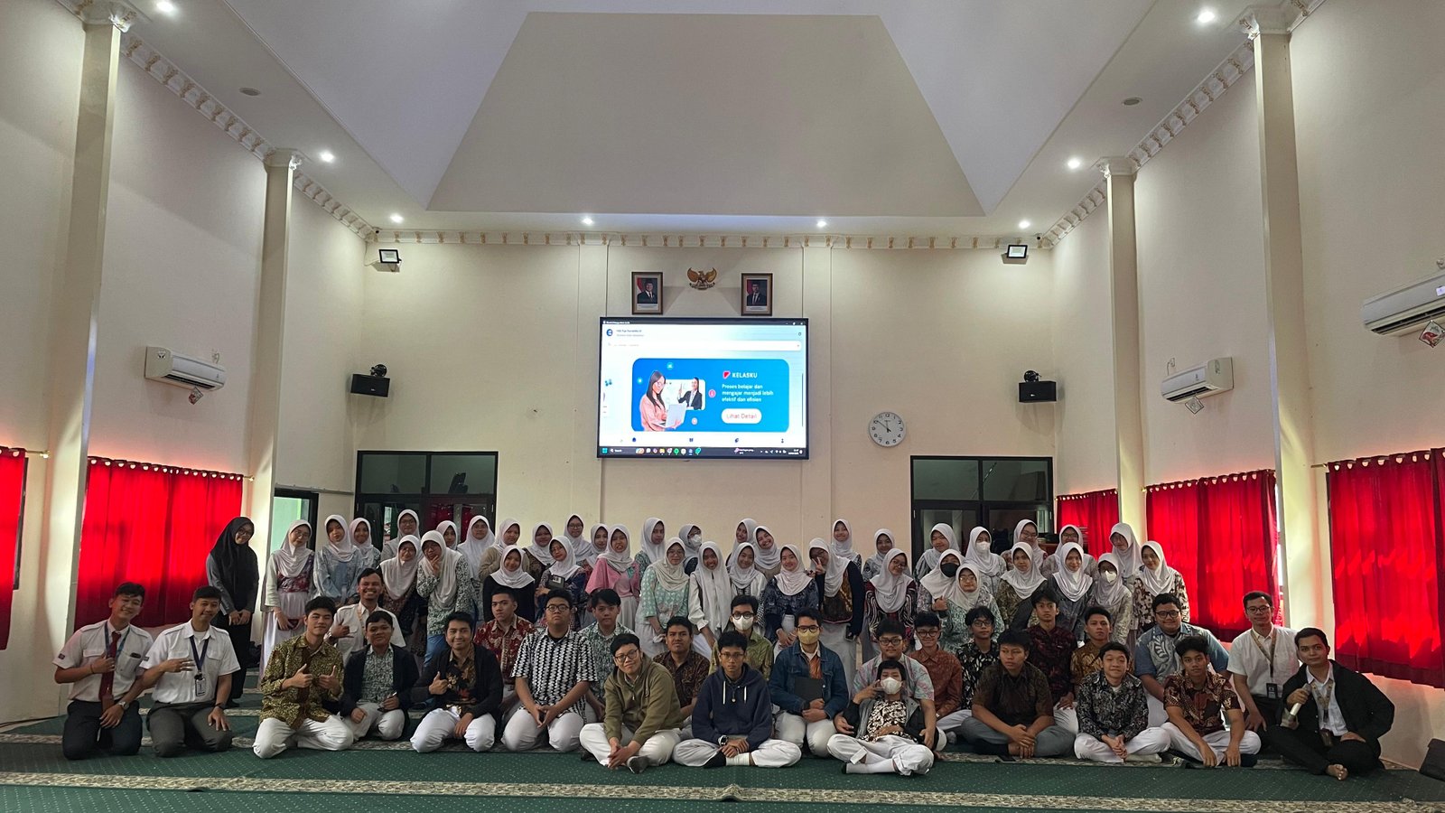Group documentation after a digital learning session with senior high school students
